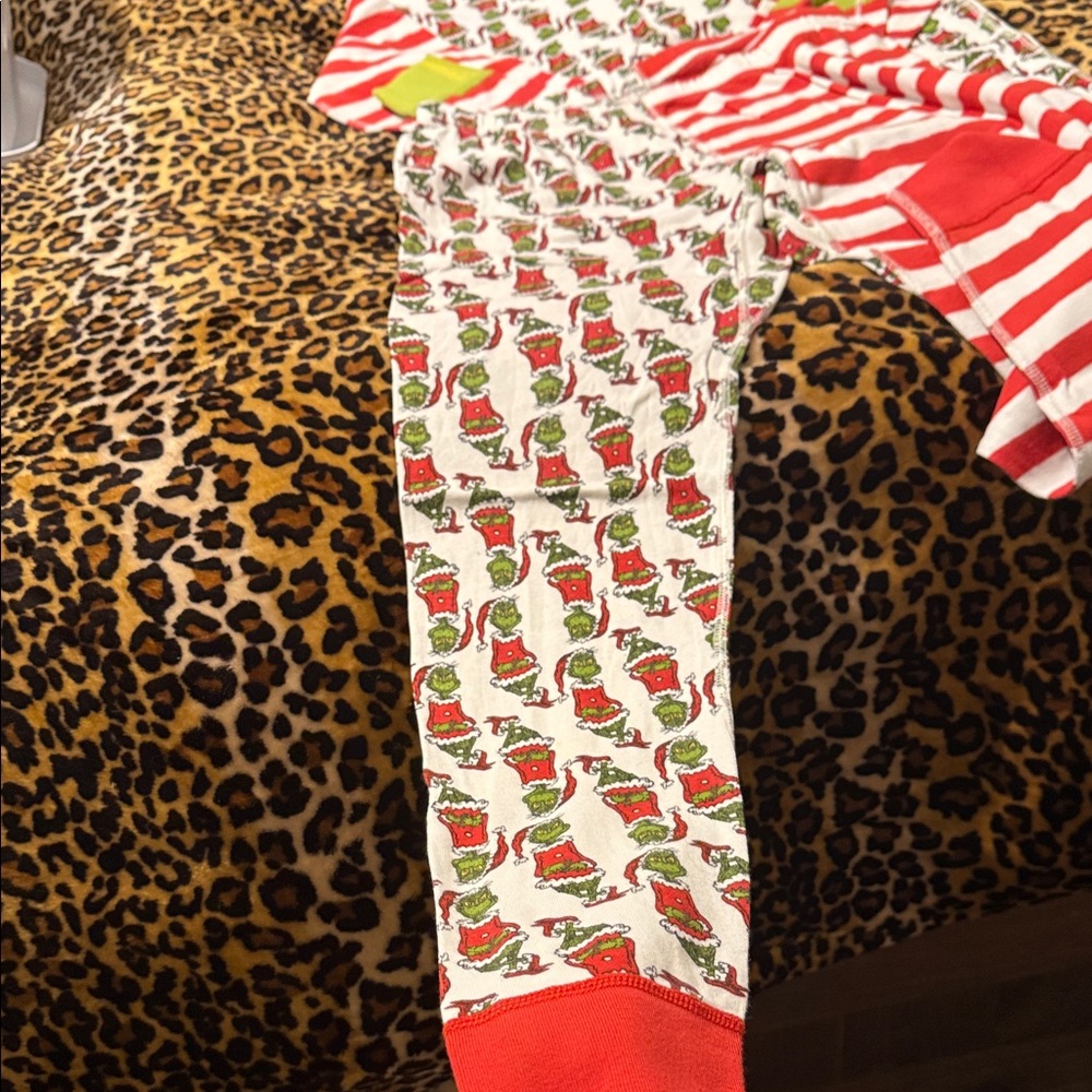 Hanna Andersson Grinch Print Pajama Set - Picture 5 of 5